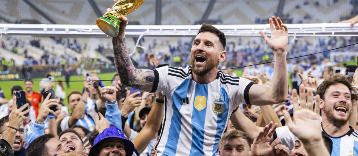 Leo Messi levantando el Mundial de Qatar con Argentina