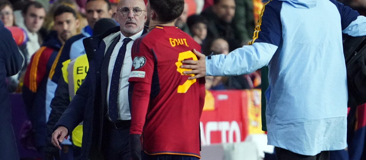 Luis de la Fuente consuela a Gavi después de caer lesionado frente a Georgia