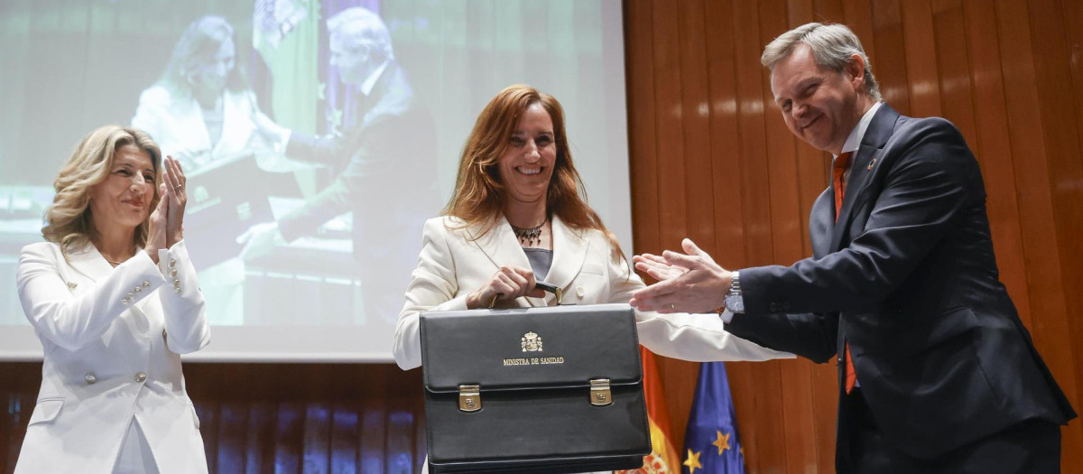 La nueva ministra de Sanidad, Mónica García, recibe su nueva cartera a manos del exministro José Miñones
