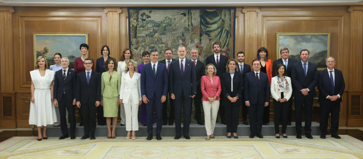 Fotografía de grupo de Su Majestad el Rey con los ministros del nuevo Gobierno