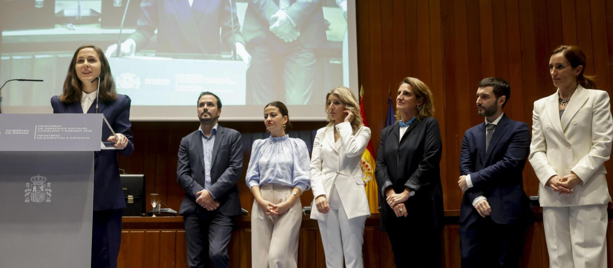 La ministra saliente de Derechos Sociales, Ione Belarra, durante el traspaso de poderes de su Ministerio