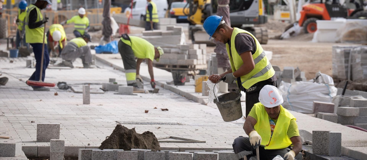 Trabajadores realizando obras en las Ramblas de Barcelona.