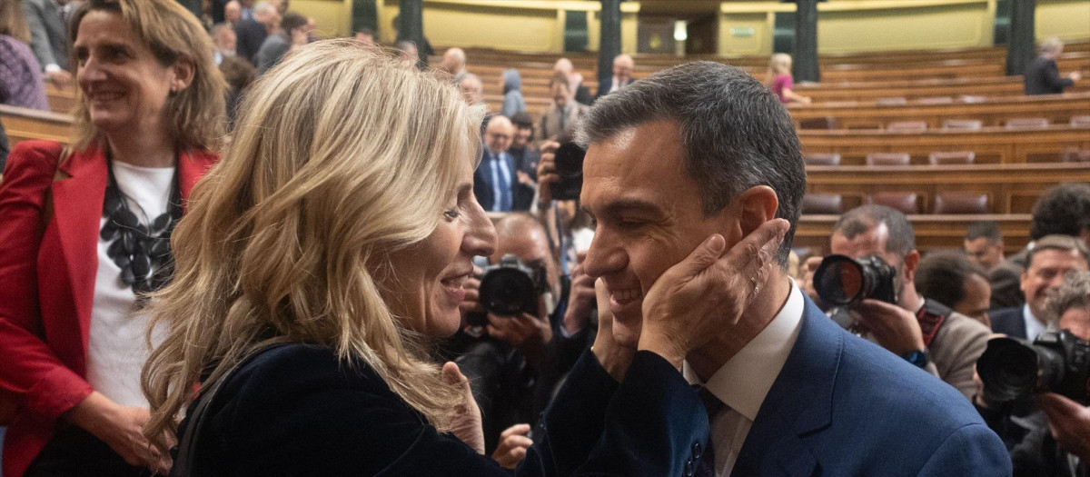 La vicepresidenta segunda y ministra de Trabajo y Economía Social en funciones, Yolanda Díaz, saluda al recién nombrado presidente del Gobierno, Pedro Sánchez, tras finalizar la segunda sesión del debate de investidura de Pedro Sánchez como presidente de Gobierno, en el Congreso de los Diputados, a 16 de noviembre de 2023, en Madrid (España). El Salón de Plenos del Congreso acoge desde ayer, 15 de noviembre, el debate de investidura del presidente del Gobierno en funciones, Pedro Sánchez. El secretario general del PSOE tiene el apoyo de 179 diputados de los 350 del Congreso. Está previsto que hoy votarán a favor de que el líder socialista sea presidente del Gobierno tras exponer su programa, PSOE, Sumar, ERC, Junts, EH Bildu, PNV, BNG y Coalición Canaria frente a los 171 en contra de PP, Vox y UPN. El acto se celebra en un momento de tensión por las concentraciones en la sede del PSOE en Ferraz y protestas en contra de la ley de amnistía registrada por los socialistas que beneficia a los implicados del 'procés'.
16 NOVIEMBRE 2023;CONGRESO;SANCHEZ;SEGUNDA SESIÓN;INVESTIDURA
Eduardo Parra / Europa Press
16/11/2023