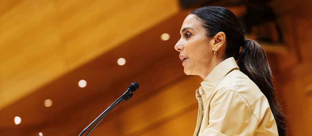 La senadora de Vox Paloma Gómez interviene durante una sesión plenaria