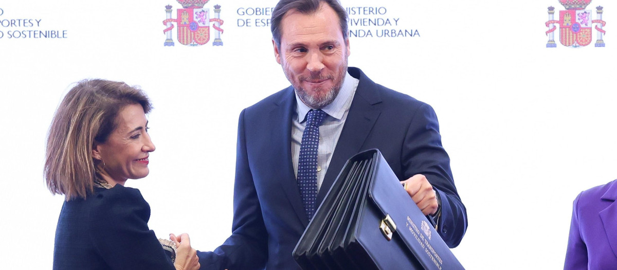 Raquel Sánchez entrega la Cartera de Transportes a Óscar Puente