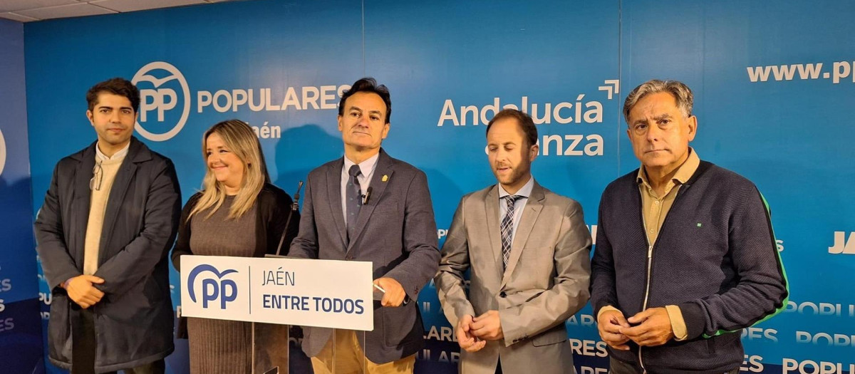 El alcalde de Jaén, Agustín González, con los concejales del PP salpicados por el falso montaje en los extremos