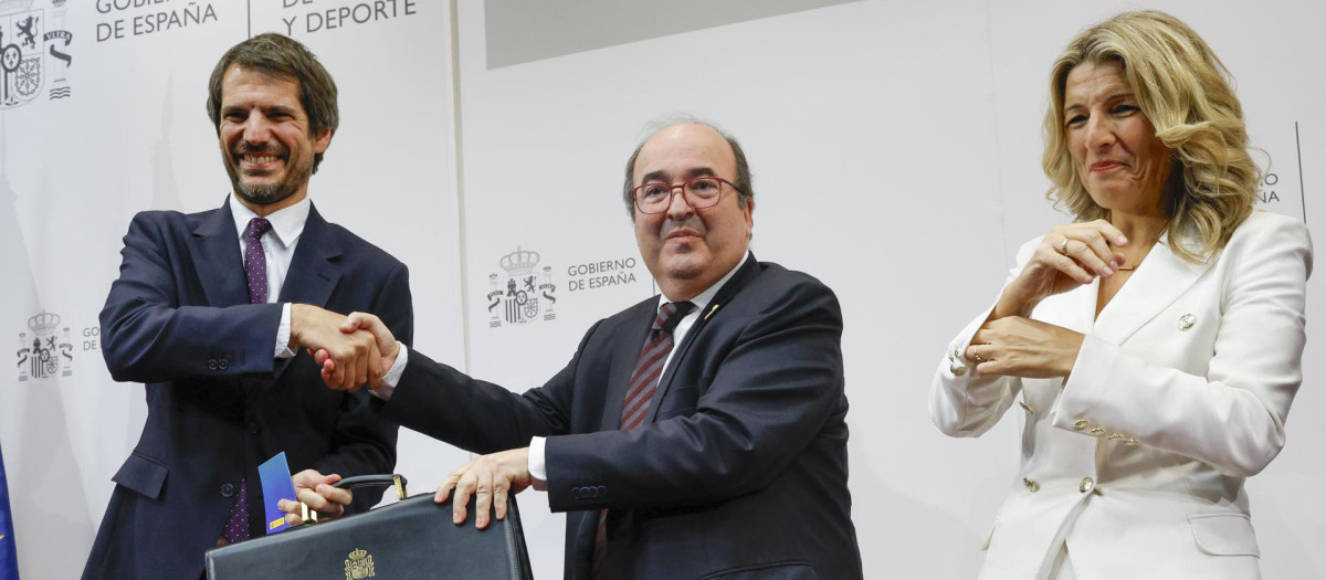 El nuevo ministro de Cultura recibe la cartera del salienye, Miquel Iceta, ante Yolanda Díaz