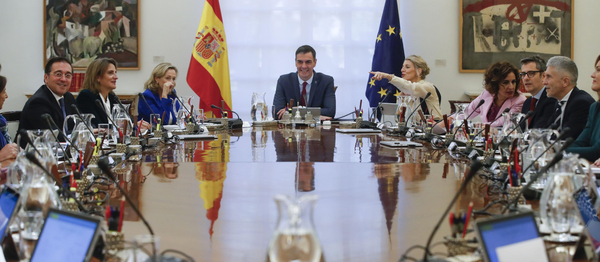 Celebración del primer Consejo de Ministros del nuevo Gobierno