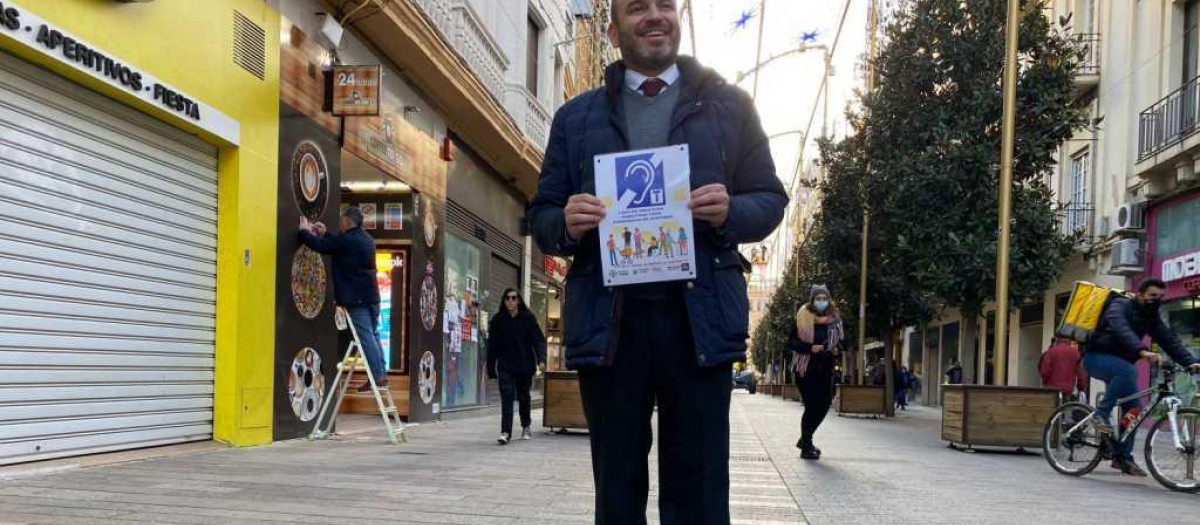 Bernardo Jordano presenta el bucle magnético en la calle Cruz Conde
