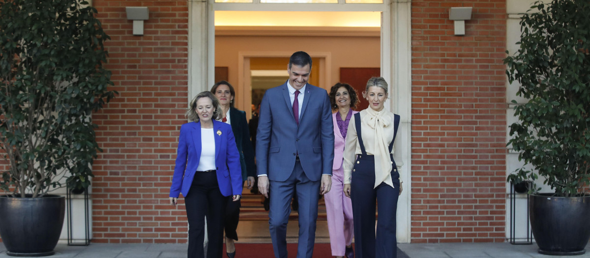 Pedro Sánchez, saliendo a las escalinatas de la Moncloa
