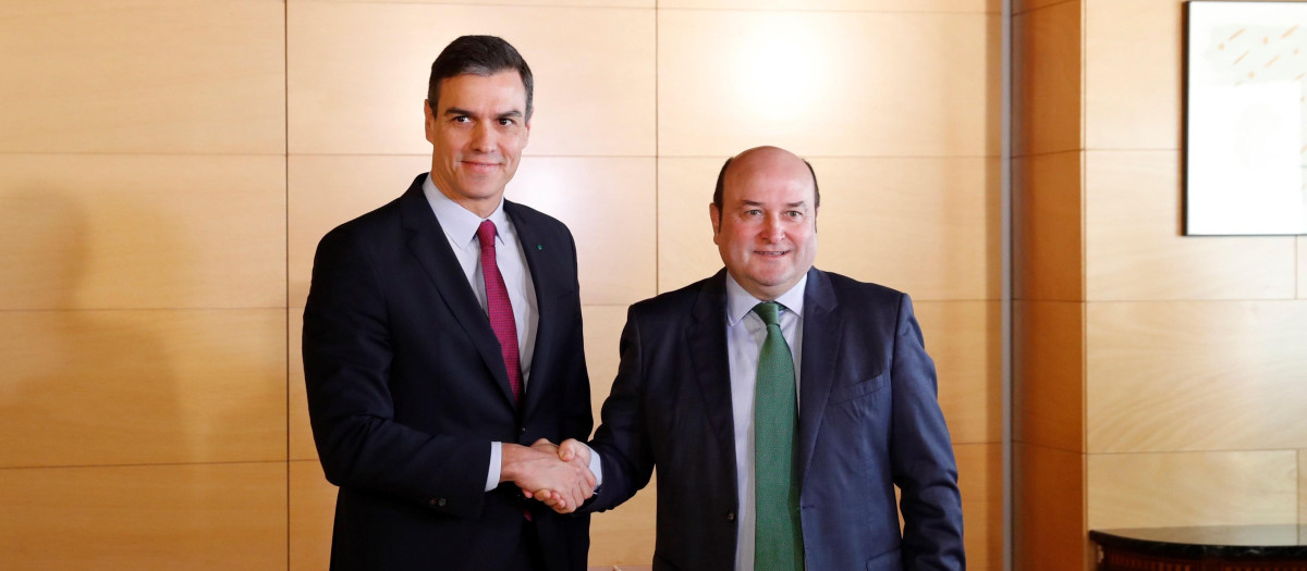Pedro Sánchez y Andoni Ortuzar, en la firma del acuerdo de investidura
