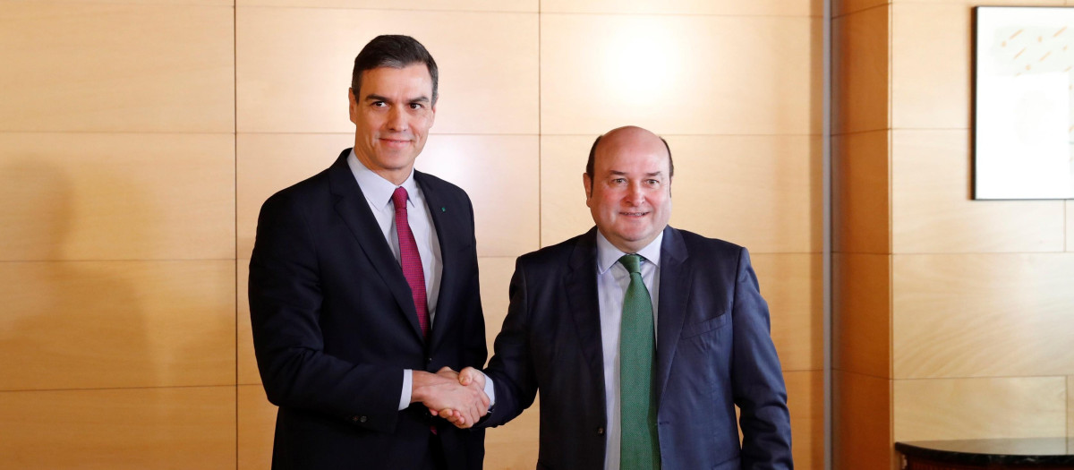 Pedro Sánchez y Andoni Ortuzar, en la firma del acuerdo de investidura