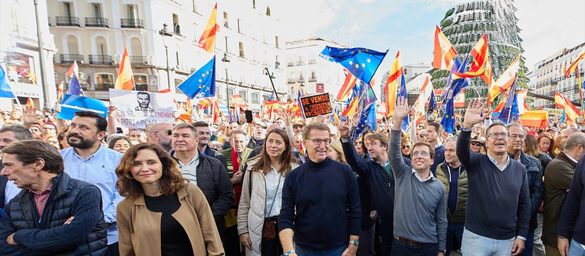 Isabel Díaz Ayuso, Alberto Núñez Feijóo y José Luis Martínez-Almeida en la manifestación en Sol contra la amnistía