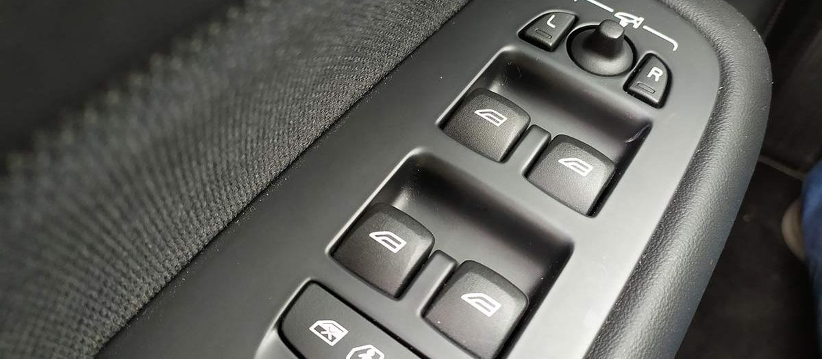 Botones para el manejo de los elevalunas eléctricos de un coche