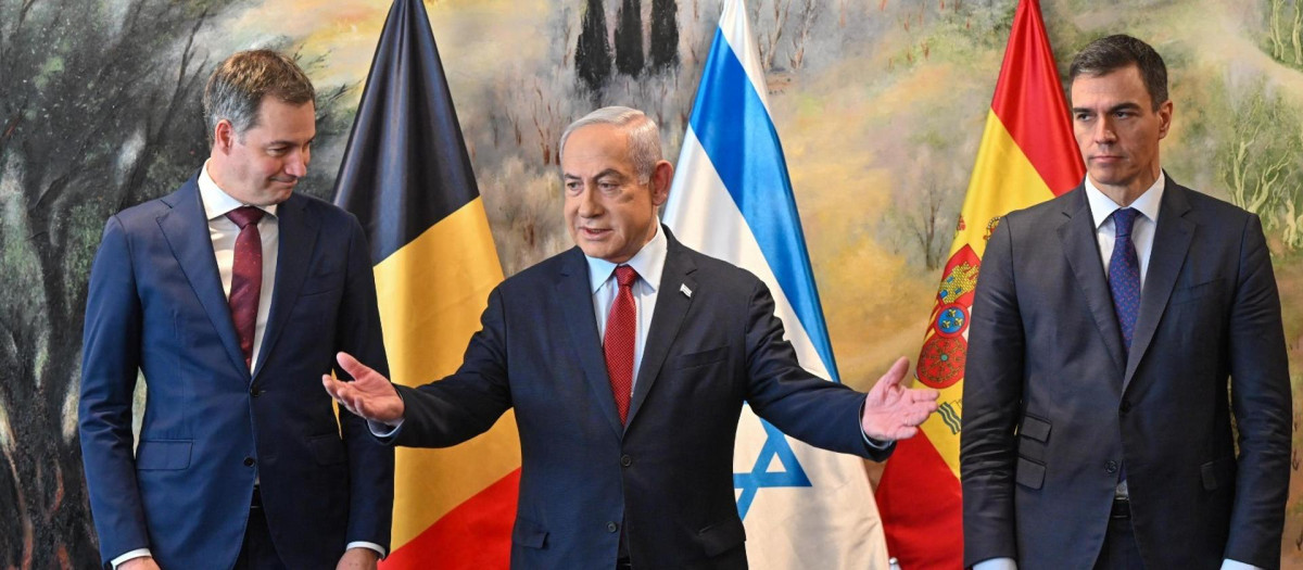 El Presidente del Gobierno, Pedro Sánchez (d), junto al primer ministro israelí, Benjamin Netanyahu (c), y el primer ministro belga, Alexander de Croo (i), este jueves durante su encuentro en Jerusalén. EFE/ Kobi Gideon / Oficina De Prensa Del Gobierno De Israel