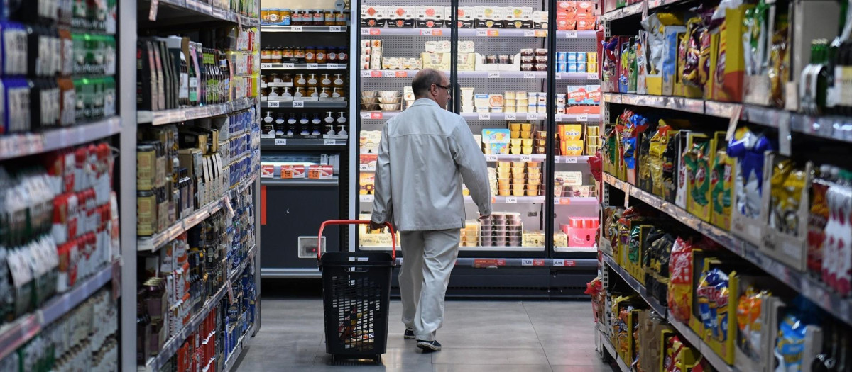 Una persona hace la compra en un supermercado