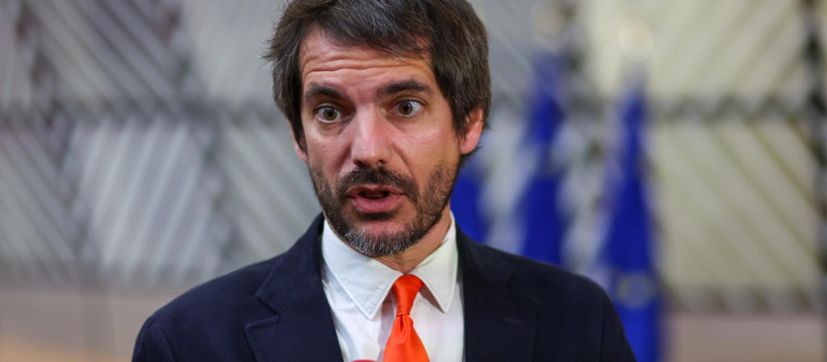 El ministro de Cultura, Ernest Urtasun, atiende a los medios a su llegada al consejo europeo de Cultura en Bruselas