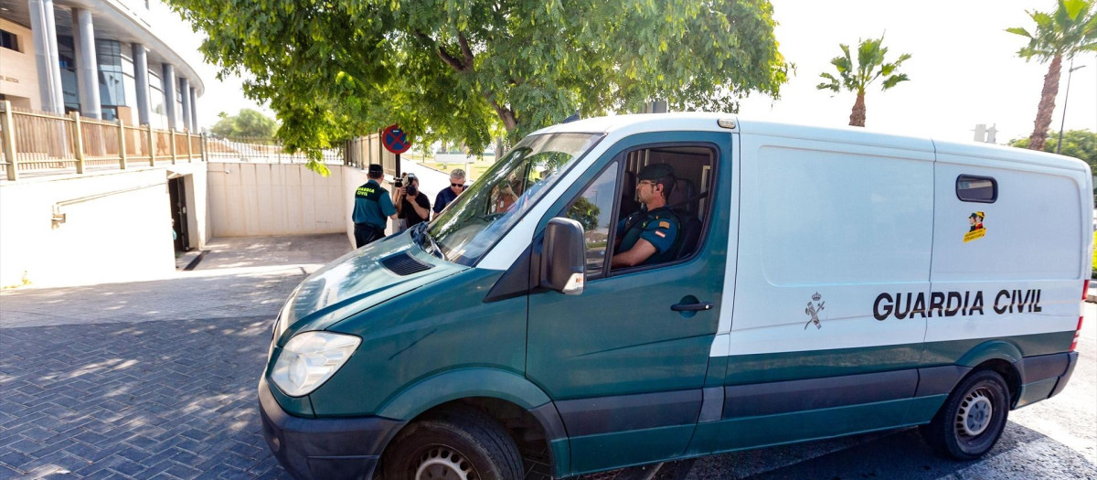 Un furgón de la Guardia Civil traslada a una manada que actuó en Benidorm, en 2019