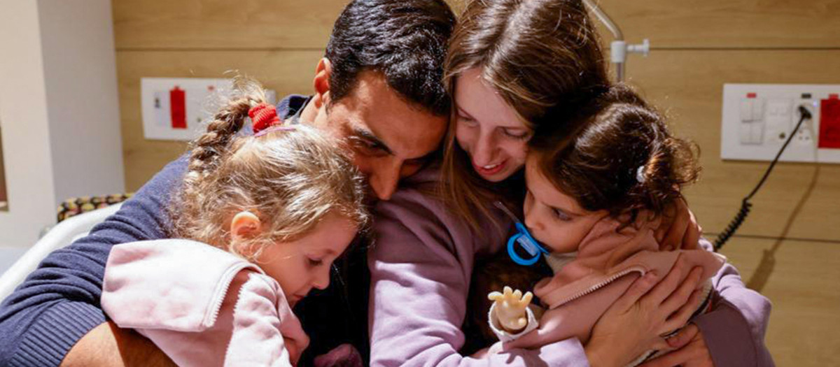 Asher reuniéndose con sus hijos Aviv, de 2,5 años, su hermana Raz, de 4,5 años, y su esposa Doron