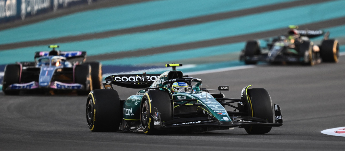 Fernando Alonso, en primer plano, durante la carrera en Abu Dabi, última prueba del Mundial de F1