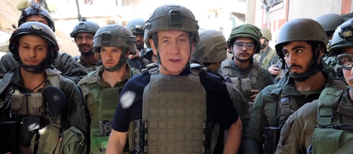 El primer ministro de Israel, Benjamin Netanyahu, junto a los soldados en la Franja de Gaza
