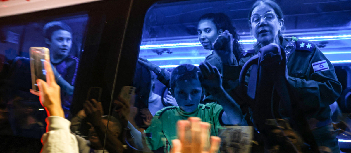 Un niño liberado por Hamás es trasladado en un ambulancia