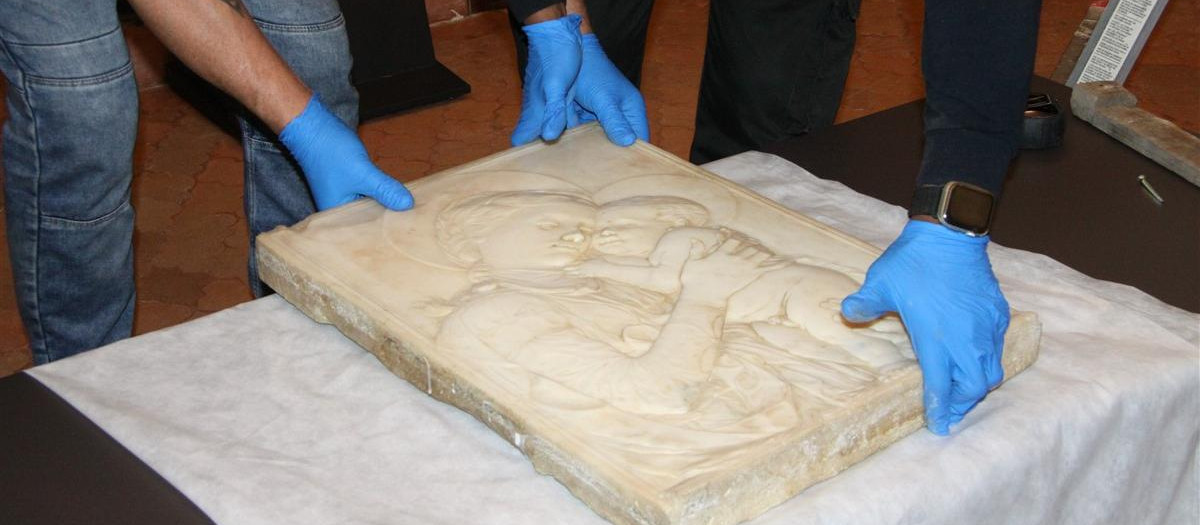 La Madonna con el Niño fue esculpida por Desiderio de Settignano entre 1450 y 1464