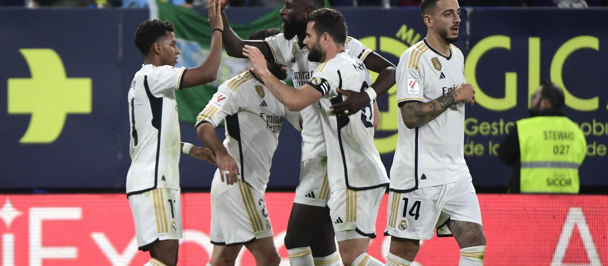 Rodrygo saluda a Rüdiger y Nacho, con Joselu al lado, en la victoria del Madrid al Cádiz