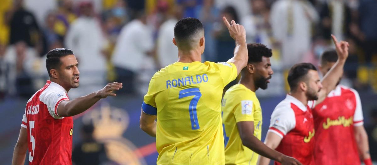 El jugador del Al Nassr, Cristiano Ronaldo, tras caer en el área