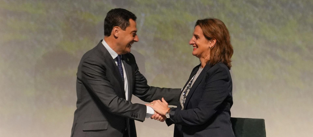 El presidente de Andalucía, Juanma Moreno, y la ministra Teresa Ribera, durante la firma del Acuerdo por Doñana