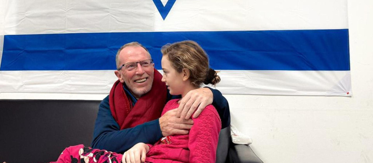 Emily Hand, una rehén israelí retenida por Hamás en Gaza durante 50 días, se reúne con su padre.