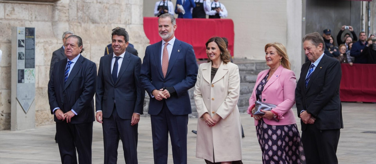 Felipe VI, junto a Carlos Mazón, María José Catalá y los máximos responsables de la Fundación Premios Jaime I