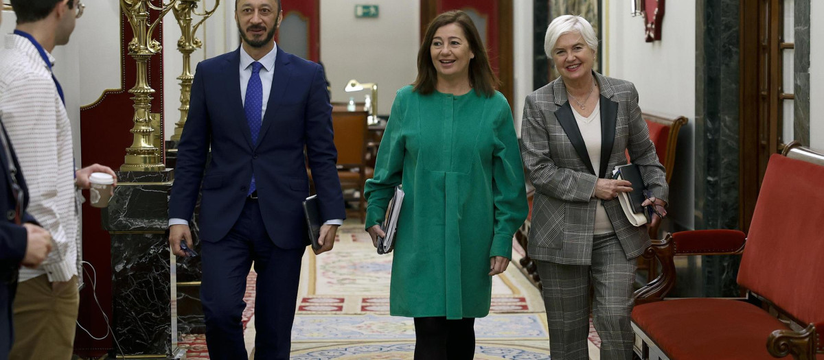 La presidenta del Congreso, Francina Armengol, acompañada por los miembros de la Mesa Alfonso Rodríguez (i), e Isaura Leal a su llegada a la reunión semanal celebrada este martes. EFE/Chema Moya