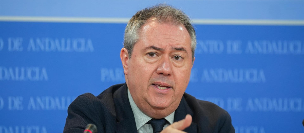 El secretario general del PSOE andaluz, Juan Espadas, este martes en rueda de prensa en el Parlamento de Andalucía