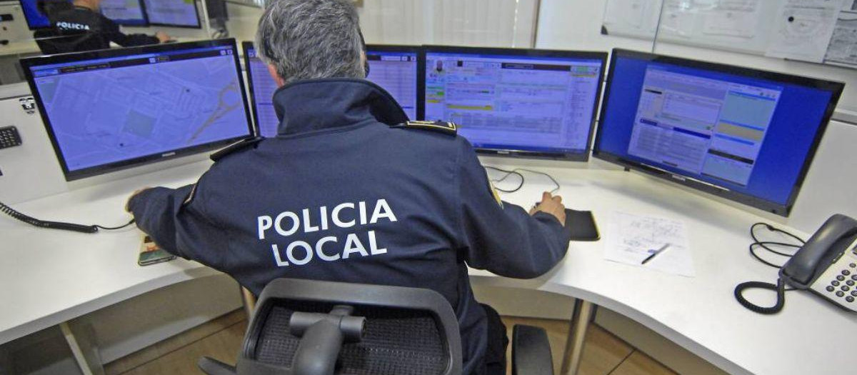 Un agente de la Policía Local de Elche, en una imagen de archivo