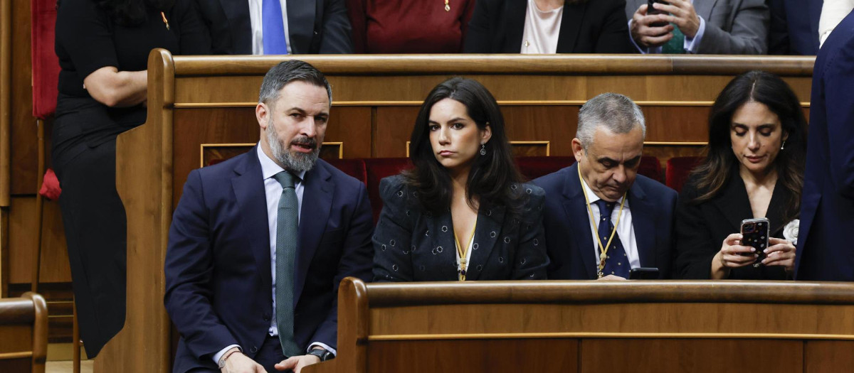 MADRID, 29/11/2023.- El líder de Vox Santiago Abascal (i) junto a la portavoz del partido en el Congreso Pepa Millán (2i) antes del comienzo de la solemne apertura de la XV Legislatura, en una sesión conjunta de las Cortes Generales que se celebra en el Congreso y donde el rey pronunciará un discurso ante el nuevo Gobierno de Pedro Sánchez y los diputados y senadores elegidos el pasado 23 de julio. EFE/ J.j. Guillen