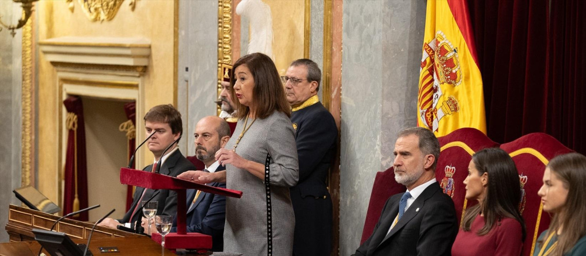 La presidenta del Congreso, Francina Armengol, interviene durante la Solemne Sesión de Apertura de las Cortes Generales de la XV Legislatura, en el Congreso de los Diputados, a 29 de noviembre de 2023, en Madrid (España). El Rey abre hoy la decimoquinta legislatura en una sesión plenaria solemne que reúne en el Congreso a diputados y senadores con la ausencia anunciada de Esquerra Republicana (ERC), Bildu y el Bloque Nacionalista Gallego. Felipe VI pronuncia en esta sesión el primer discurso político tras la presentación de la ley de amnistía rechazada por PP y Vox y tras los pactos que el PSOE firmó con ERC y Junts. La Apertura Solemne de la legislatura se celebra cuatro meses después de las elecciones generales del 23 de julio, en las que salieron elegidos los actuales diputados y senadores.
29 NOVIEMBRE 2023;MADRID;SOLEMNE;SESIÓN DE APERTURA;CORTES GENERALES;XV LEGISLATURA;CONGRESO DE LOS DIPUTADOS
Eduardo Parra / Europa Press
29/11/2023
