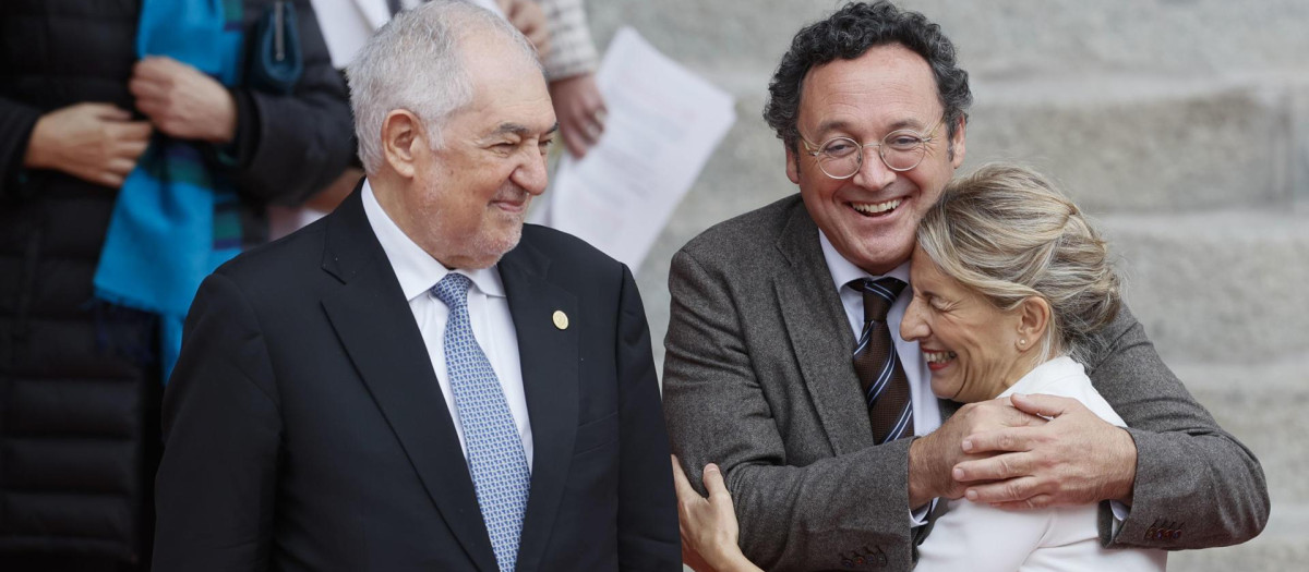 MADRID, 29/11/2023.- La ministra de Trabajo Yolanda Díaz (d) es abrazada por el fiscal general del Estado, Alvaro García Ortiz, ante el presidente del Tribunal Constitucional , Cándido Conde-Pompido (i), tras la solemne apertura de la XV Legislatura, en una sesión conjunta de las Cortes Generales que se celebra en el Congreso y donde el rey ha pronunciado un discurso ante el nuevo Gobierno de Pedro Sánchez y los diputados y senadores elegidos el pasado 23 de julio. EFE/Mariscal