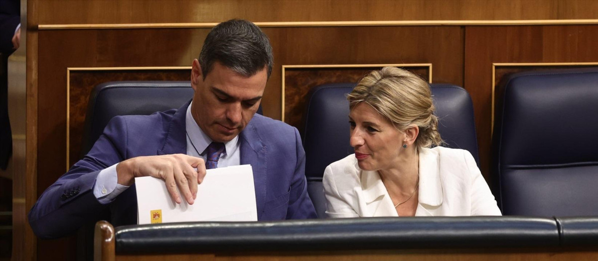 La vicepresidenta segunda del Gobierno y ministra de Trabajo y Economía Social, Yolanda Díaz y el presidente del Gobierno, Pedro Sánchez, en una sesión plenaria, en el Congreso de los Diputados, a 8 de junio de 2022, en Madrid (España). El pleno de hoy gira en torno a la votación sobre el fin de la venta de turismos y vehículos comerciales nuevos con motor de combustión en el año 2035. Durante la sesión, el Ejecutivo central debe hacer frente a las preguntas de la oposición centradas en las discrepancias en el seno del Ejecutivo sobre la Cumbre de la OTAN que tendrá lugar en Madrid a finales de junio y que no cuenta con el beneplácito de Unidas Podemos. Asimismo, los independentistas catalanes quieren aprovechar el pleno para pedir cuentas al presidente del Gobierno y a las titulares de Hacienda sobre la ejecución presupuestaria en Cataluña.
08 JUNIO 2022;SESION PLENARIA;CONGRESO;DIPUTADOS
Eduardo Parra / Europa Press
(Foto de ARCHIVO)
08/6/2022