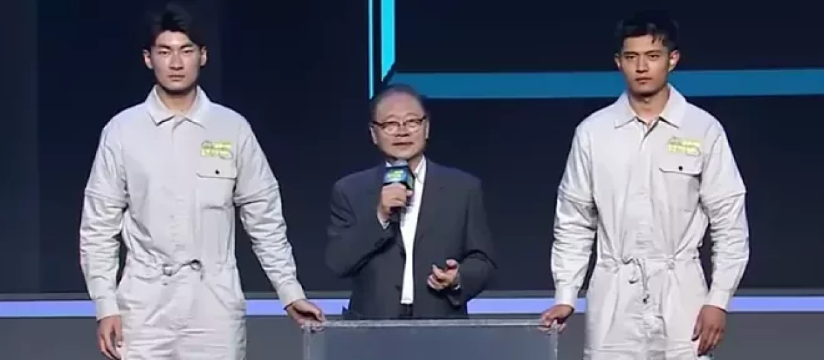 Chu Junhao, con el panel de invisibilidad delante