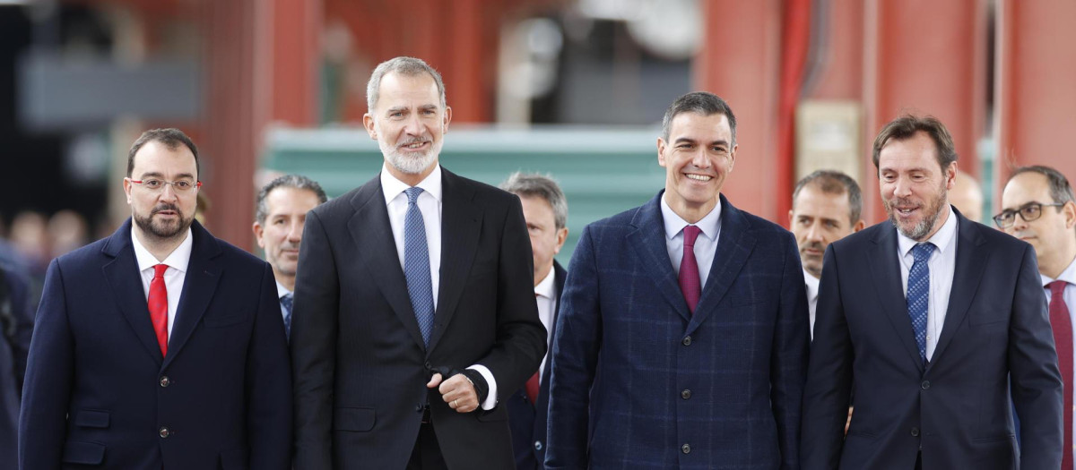 MADRID, 29/11/2023.- El rey Felipe VI, el ministro de Transportes y Movilidad Sostenible, Oscar Puente (d), el presidente del gobierno, Pedro Sánchez (2d), y el presidente del Principado de Asturias, Adrián Barbón (i), en la estación del AVE en Chamartín, Madrid, antes de la salida del viaje inaugural de la Línea de Alta Velocidad (LAV) Madrid-Asturias este miércoles. EFE/ Javier Lizón