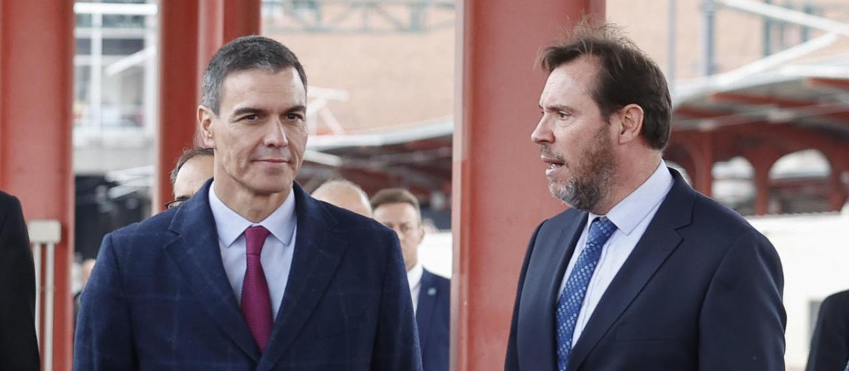 MADRID, 29/11/2023.- El ministro de Transportes y Movilidad Sostenible, Oscar Puente (d), y el presidente del gobierno, Pedro Sánchez, en la estación del AVE en Chamartín, Madrid, antes de la salida del viaje inaugural de la Línea de Alta Velocidad (LAV) Madrid-Asturias este miércoles. EFE/ Javier Lizón
