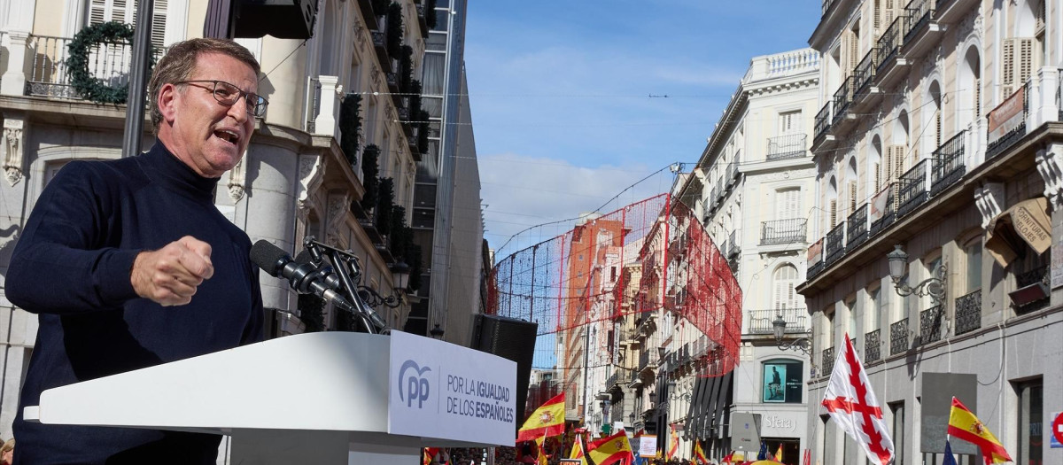 Alberto Núñez Feijóo, interviene durante una manifestación contra la amnistía, en la Puerta del Sol
