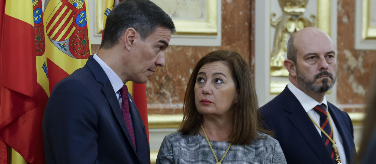 Pedro Sánchez y Francina Armengol conversan en presencia del presidente del Senado