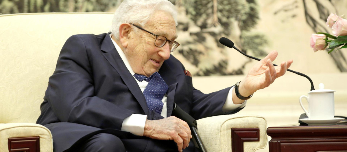 Fotografía de archivo del 22 de noviembre de 2019 donde aparece el exsecretario de Estado estadounidense Henry Kissinger durante una reunión en el Ministerio Relaciones Exteriores de China en el Gran Palacio del Pueblo, en Pekín (China). Kissinger falleció este miércoles a los 100 años de edad en su hogar en Connecticut, informaron los medios de Estados Unidos. EFE/ Jason Lee ARCHIVO