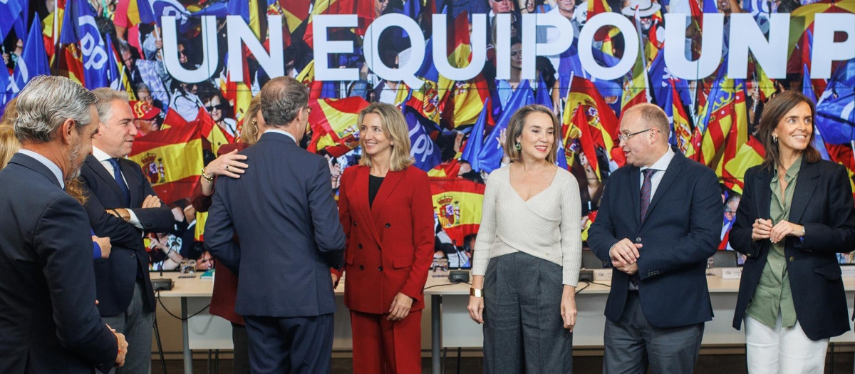 El presidente del Partido Popular, Alberto Núñez Feijóo (3i), saluda a su llegada a la reunión del Comité Ejecutivo Nacional, en la sede del PP