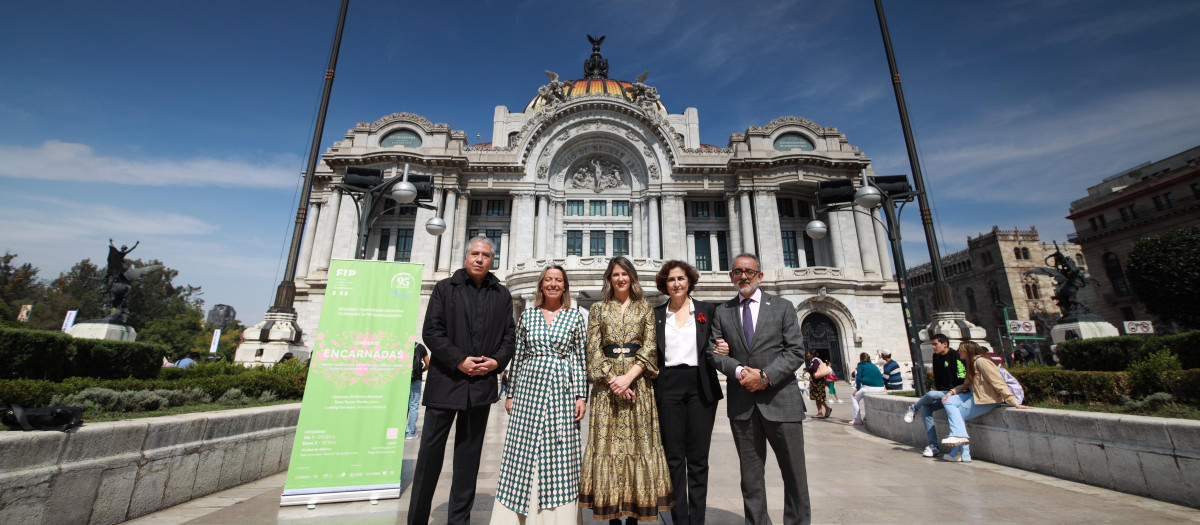 Isabel Albás, en el centro, en Ciudad de México