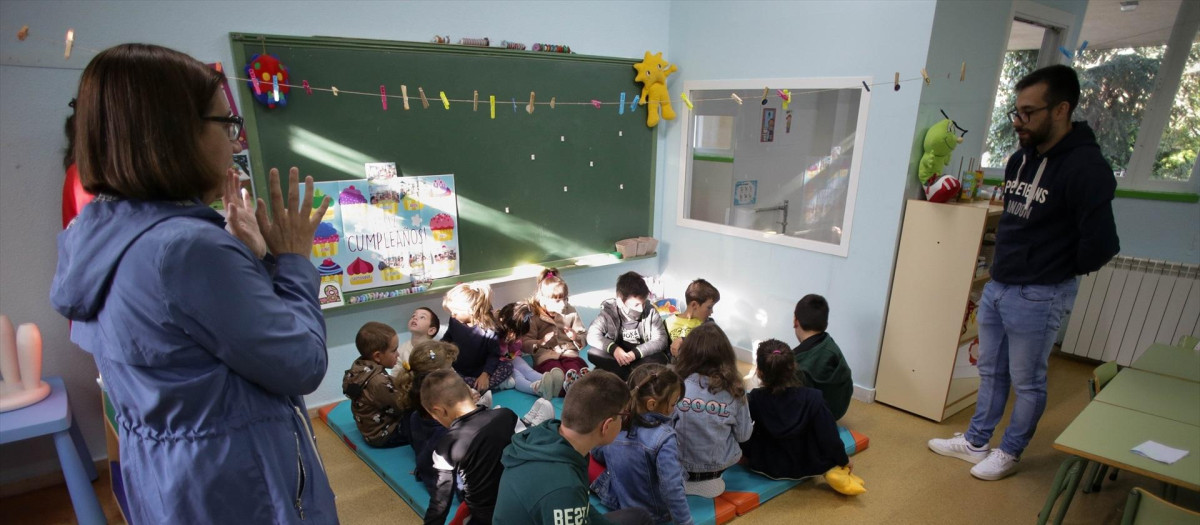 Un profesor da clase a un grupo de alumnos en Galicia
