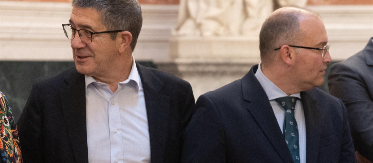 El portavoz del PSOE en el Congreso, Patxi López (i) y el portavoz del PP en el Congreso, Miguel Tellado (d), durante la I Jornada de Puertas Abiertas en el Congreso de los Diputados, a 1 de diciembre de 2023, en Madrid (España). Las jornadas de Puertas Abiertas en el Congreso de los Diputados se organizan desde 1997 en el marco de los actos de conmemoración del Día de la Constitución, el 6 de diciembre con el fin de permitir a los ciudadanos realizar un recorrido por las estancias más representativas. Este año se celebra la 26º edición de las Jornadas, en la que los asistentes podrán conocer el Palacio de la Carrera de San Jerónimo durante hoy y mañana, 2 de diciembre, en horario ininterrumpido de 09:30 a 19:00 horas.
01 DICIEMBRE 2023;CONGRESO;PUERTAS ABIERTAS
Eduardo Parra / Europa Press
01/12/2023