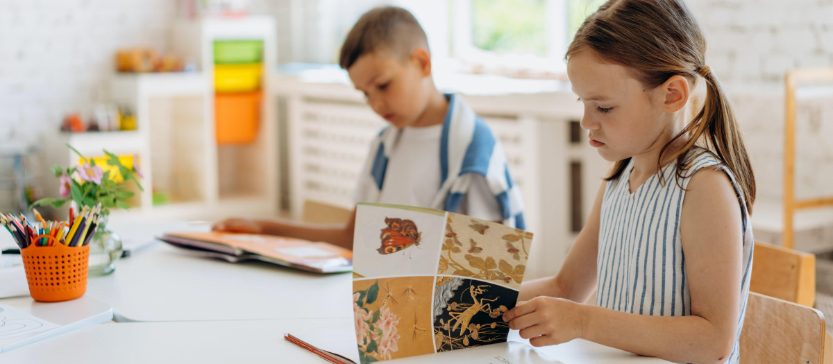 Niña leyendo sus deberes